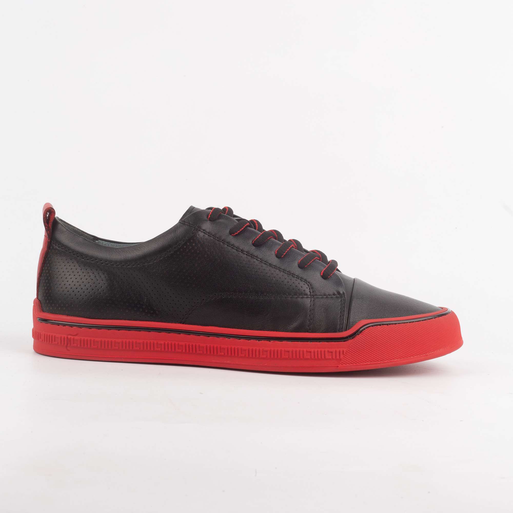 Black and Red Leather Sneakers – Bold Contrast, Premium Comfort (M13017)